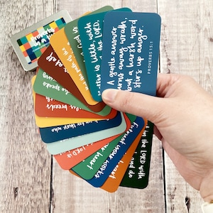 Könnte beinhalten: Ein Satz bunter Karten mit inspirierenden Zitaten aus dem Buch der Sprichwörter. Die Karten zeigen eine Vielzahl von Farben und Mustern, darunter Blau, Grün, Gelb, Orange und Rot. Der Text auf den Karten ist weiß und leicht zu lesen. Die Karten sind perfekt, um Ihrem Zuhause oder Büro einen Hauch von Inspiration zu verleihen.