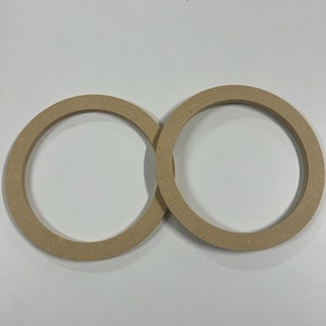 Könnte beinhalten: Zwei unfertige Holzringe, jeder mit einem Durchmesser von etwa 15 cm.