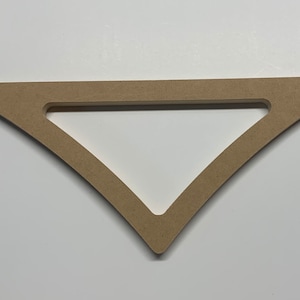 Op de afbeelding: Een driehoekig houten frame met een uitsparing in het midden. Het frame is lichtbruin en heeft een gladde afwerking.