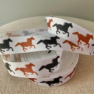 7/8&quot; zwarte en bruine paarden op wit grosgrain lint op maat gesneden