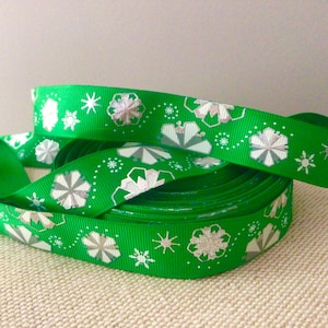 7/8&quot; zilverfolie sneeuwval op groen grosgrain lint