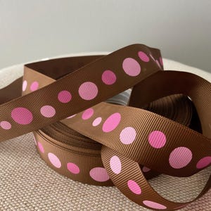 7/8 ”große Rosa Punkte auf Braunem Ripsband Meterware