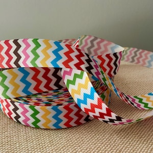 Cinta de grogrén con diseño de chevron de colores primarios de 7/8"