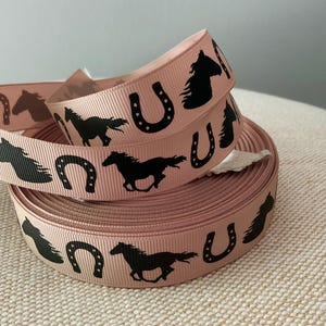 7/8&quot; paarden en hoefijzers op lichtbruin grosgrain lint