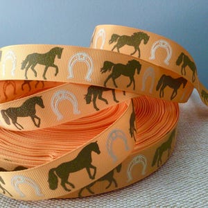 7/8&quot; paarden en hoefijzers op goud grosgrain lint