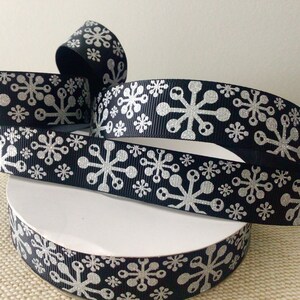 7/8&quot; zilveren glittersneeuwvlokken op zwart grosgrain lint