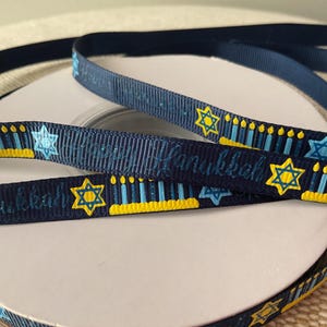 3/8 po. Joyeux Hanoukka sur ruban gros-grain bleu marine par mètre