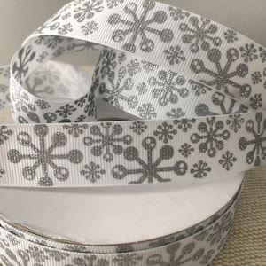 7/8&quot; zilveren glittersneeuwvlokken op wit grosgrain lint
