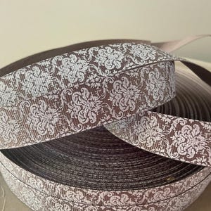 7/8&quot; White Damask on Gray Grosgrain Ribbon