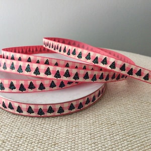 3/8 ”Weihnachtsbäume auf Büffel kariertem Ripsband in Hellrosa und Creme