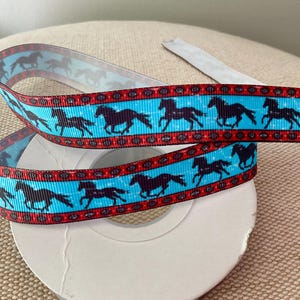 7/8&quot; rennende paarden op blauw grosgrain lint op maat gesneden
