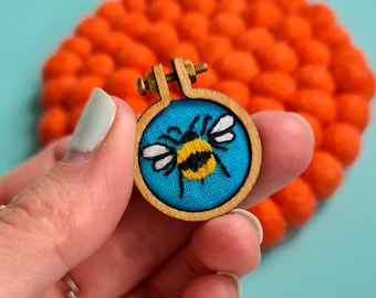 Mini bee Embroidery charm, Craft Kit for Beginners, embroidery kit, Modern embroidery charm kit, bee Lovers Gift, DIY embroidery pattern