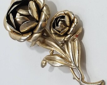 Beautiful Rose Brooch in Gold Tone Metal