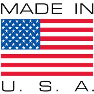 Może przedstawiać: Tekst "Made in U.S.A." z grafiką amerykańskiej flagi. Flaga jest czerwono-biało-niebieska z 13 poziomymi pasami i 50 białymi gwiazdami na niebieskim polu.