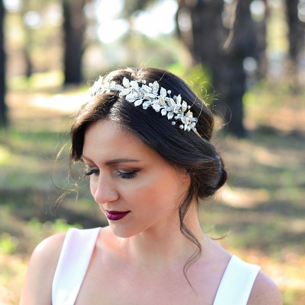 Greek-style wedding tiara of leaves and pearls, wedding tiara of leaves in the Greek style, wedding tiara of leaves, bridal wreath of leaves