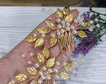 Gentle wedding hair comb with leaves and pearls.