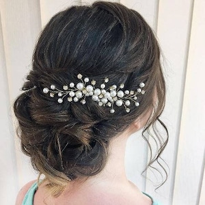 Elegant pearl bridal comb with rhinestones