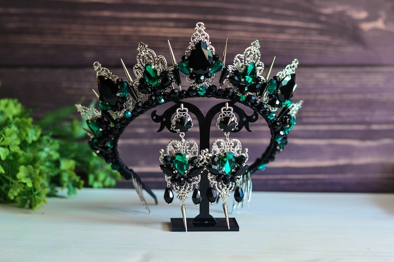 Gothic wedding crown with thorns Witches black crown in the Gothic style, black crown, Gothic tiara, Black and red tiara, Halloween crown image 8