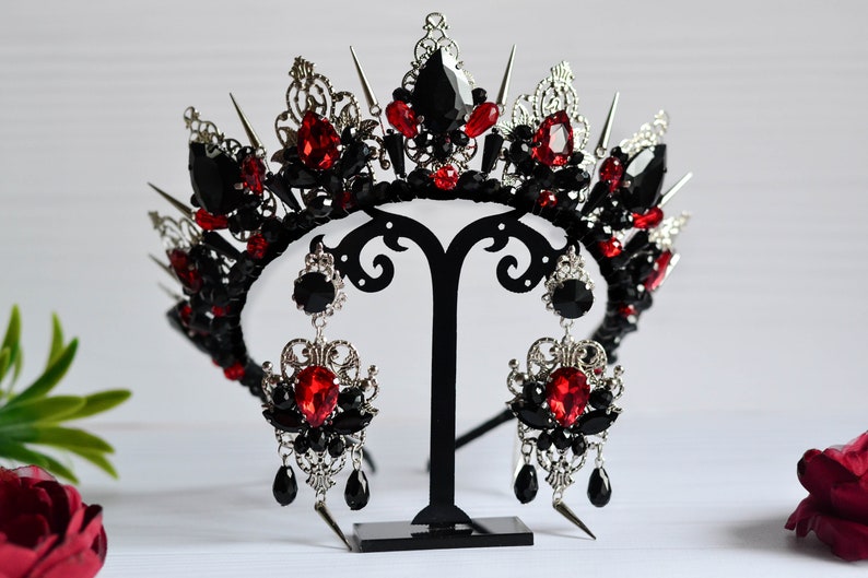 Gothic wedding crown with thorns Witches black crown in the Gothic style, black crown, Gothic tiara, Black and red tiara, Halloween crown Black and red