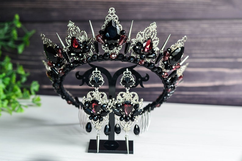 Gothic wedding crown with thorns Witches black crown in the Gothic style, black crown, Gothic tiara, Black and red tiara, Halloween crown Black and burgyndy