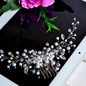Bridal flower comb with rhinestones and pearl flowers