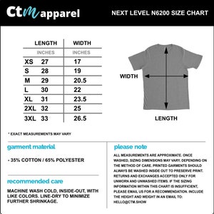 K&ouml;nnte beinhalten: Gr&ouml;&szlig;entabelle f&uuml;r Next Level N6200 T-Shirts, die die Ma&szlig;e in Zoll f&uuml;r L&auml;nge und Breite angibt. Die Tabelle umfasst die Gr&ouml;&szlig;en XS, S, M, L, XL, 2XL und 3XL. Die Tabelle enth&auml;lt auch Informationen &uuml;ber das Material des Kleidungsst&uuml;cks, das aus 35% Baumwolle und 65% Polyester besteht, sowie empfohlene Pflegehinweise.