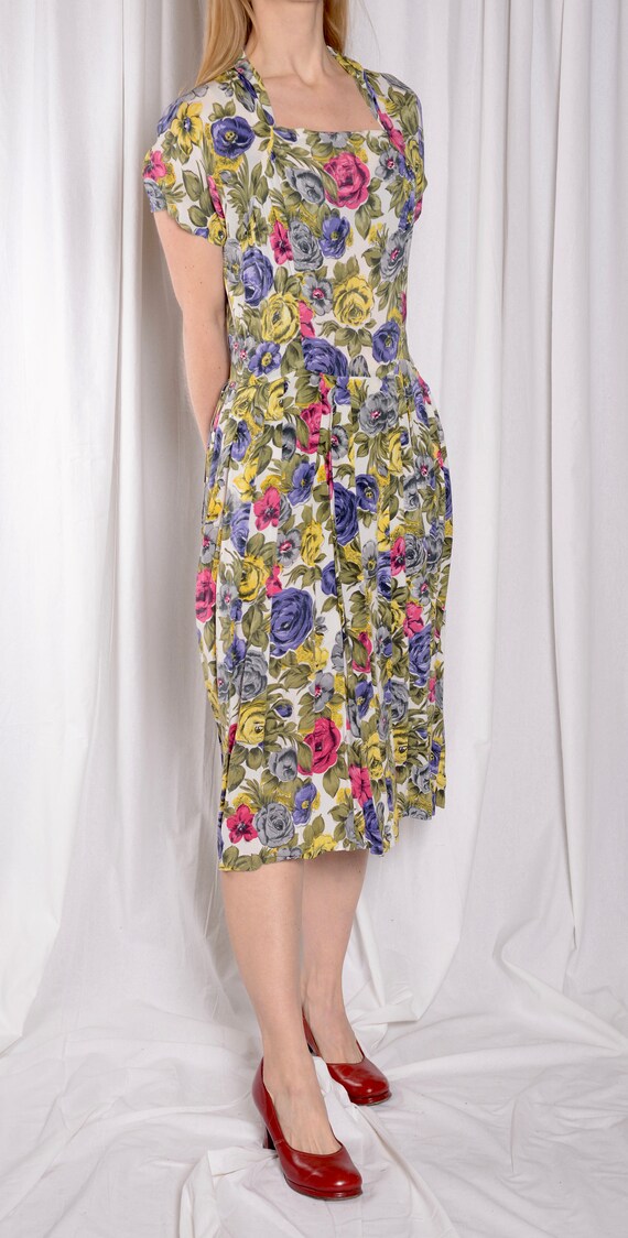 Stunning 1940s Rose print silk dress,  30” waist,… - image 3