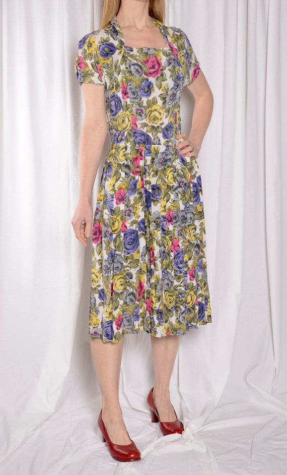 Stunning 1940s Rose print silk dress,  30” waist,… - image 2