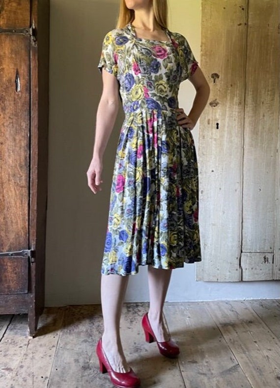 Stunning 1940s Rose print silk dress,  30” waist,… - image 5
