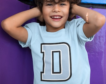 T-shirt blu con iniziale dell'alfabeto per ragazzi, disponibile nella A-Z, regalo di compleanno per bambini