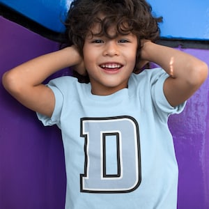 Camiseta azul con inicial del alfabeto para niños, disponible en la A a la Z, regalo de cumpleaños para niños