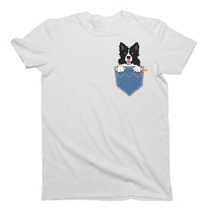 Könnte beinhalten: Weißes T-Shirt mit einer blauen Jeans-Tasche und einem schwarz-weißen Border Collie, der aus der Tasche schaut.