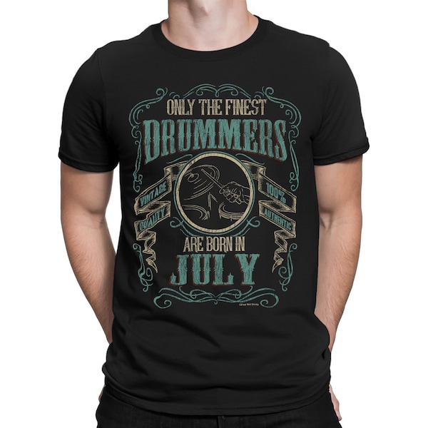 Solo i migliori DRUMMERS Are Born In JULY - Cotone Organico - Gift Mens Musician Drums T-Shirt