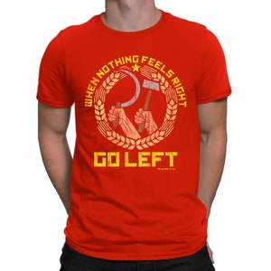 Peut inclure: T-shirt rouge avec un graphique jaune d'un marteau et d'une faucille à l'intérieur d'une couronne avec le texte "When nothing feels right go left".