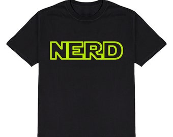 Puede incluir: Camiseta negra con un contorno verde neón de la palabra "NERD" impresa en la parte delantera.