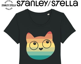 Può includere: T-shirt nero con scollo tondo con grafica a forma di volto di gatto colorato. Il design del volto del gatto include sfumature di arancione, giallo, verde e blu. La maglietta ha il logo "STANLEY/STELLA" in alto.