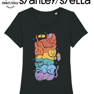 Könnte beinhalten: Schwarzes T-Shirt mit einem Motiv aus einem Stapel regenbogenfarbener Katzen. Die Katzen tragen Hüte, Sonnenbrillen und haben verschiedene Gesichtsausdrücke. Der Text "Global Recycled Standard" und "Vegan" ist am unteren Rand des Bildes sichtbar.