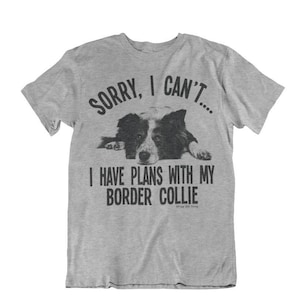 Könnte beinhalten: Graues T-Shirt mit einem Schwarzweißbild eines Border Collies und dem Text "Sorry, I can't... I have plans with my border collie".