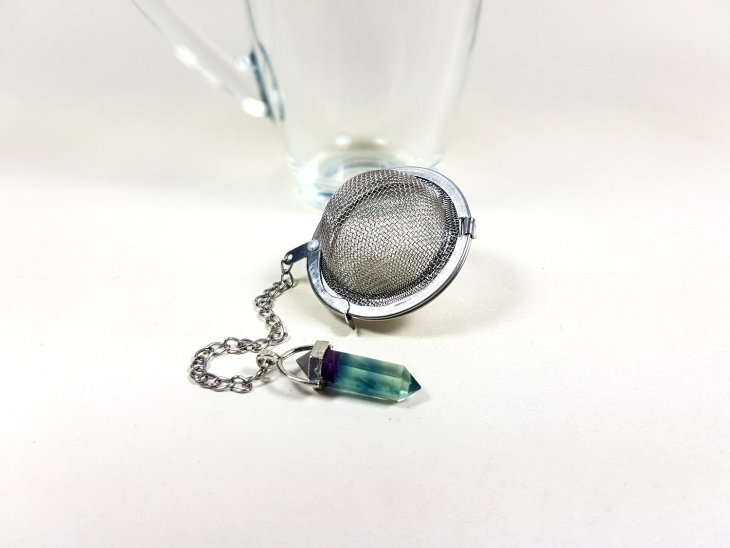 Infuser de Thé avec La Pierre Multicolore Gemmes Cristal Fluorite, Pilier Pendentif Inoxydable Boule