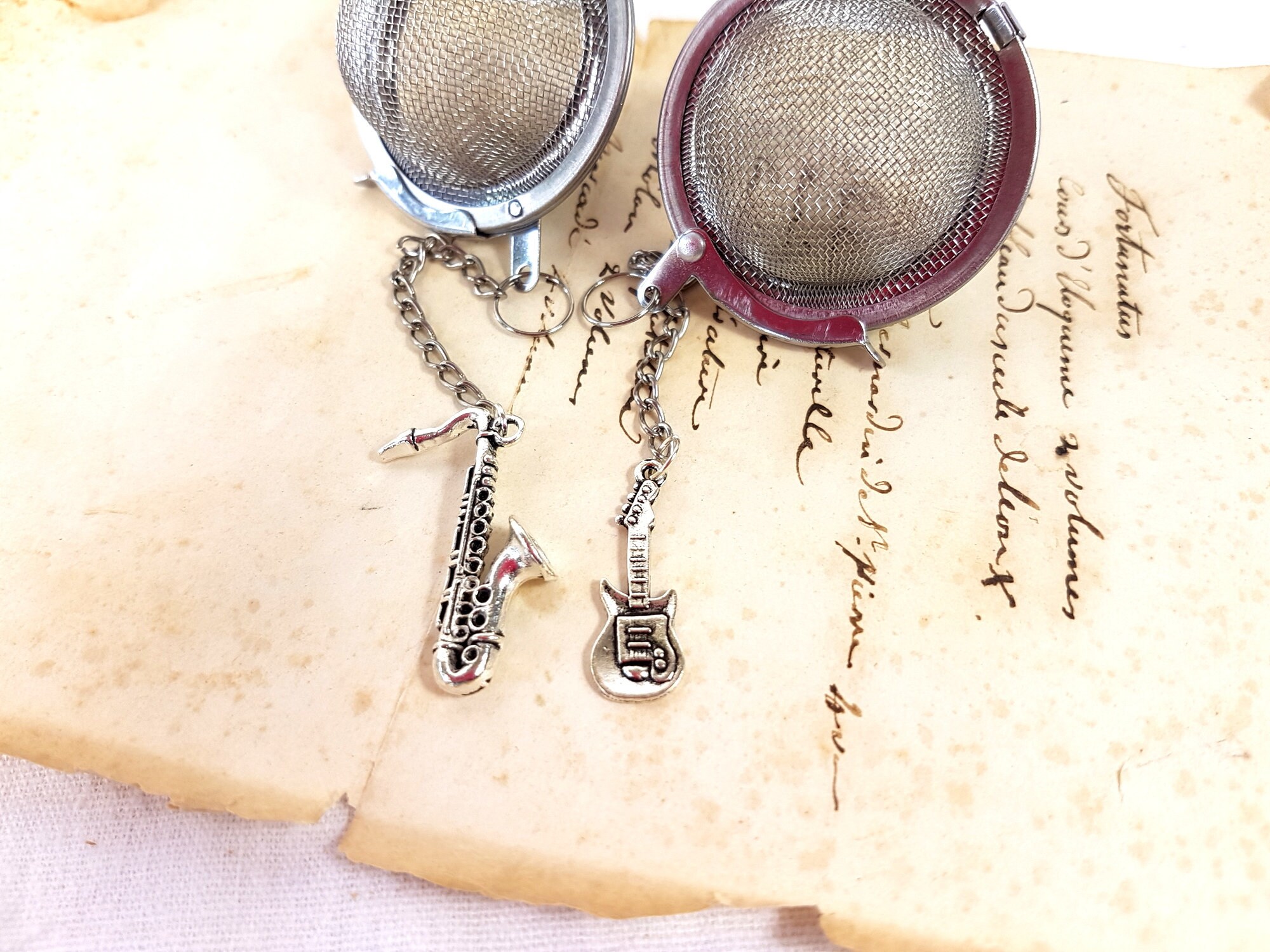 Infuseur de Thé avec Guitare ou Saxophone, Passoire à Thé, Théière, Boule Infuseur Cadeau Amusant et