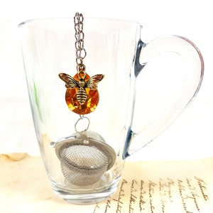 Infuseur à thé avec pendentif couleur miel et pendentif abeille couleur laiton, passoire à thé, théière, boule à thé, thé plus raide, cadeau cadeau unique