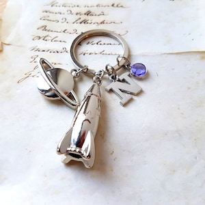 Llavero espacial personalizado con cohete y Saturno, luna, estrella, planeta, cielo, galaxia, regalo de cumpleaños para niño, llavero de calidad, piedra de nacimiento con monograma