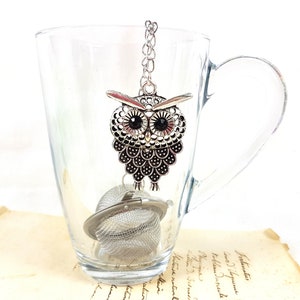 Nät-teinfuser med tibetansk silveruggla-berlock, lösbladste, tesil, high tea-älskare, present till hennes mor, unik present, hänge