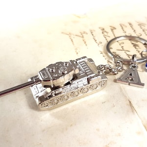 Llavero de tanque del ejército personalizado, regalo para él, niño, padre, hombre, llavero de acero inoxidable plateado, letra monograma ABC, soldado militar, cadete