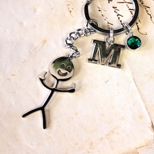 Llavero personalizado divertido con forma de dedo medio, diseño de hombre palo, regalo de humor sarcástico para adultos, monograma con letra inicial, piedra de nacimiento, regalo único