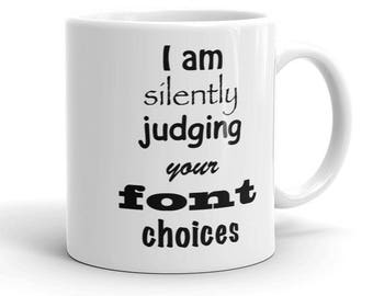 Estou julgando silenciosamente suas escolhas de fontes Caneca engraçada de designer gráfico