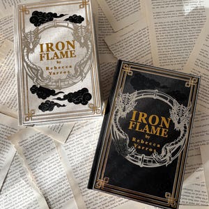 Peut inclure: Deux livres reliés avec le titre "Iron Flame" de Rebecca Yarros. Les couvertures des livres présentent un motif noir et or avec des dragons et des nuages.