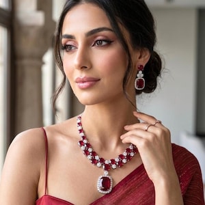 Collana ZIA color rosso rubino con zirconi e diamanti americani, gioiello indiano artigianale per matrimoni e festività.