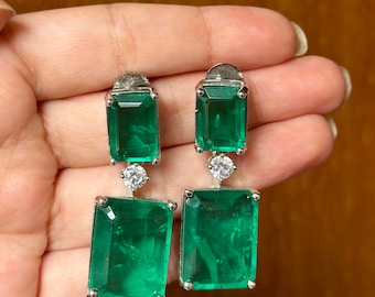 Un Paio Di Orecchini Lunghi Pendenti Placcati Argento, Con Peridoto Verde Lime E Giada. Nuovi, Chiusura A Gancio.