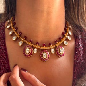 Conjunto victoriano Hasli de MAIRA Sabyasachi inspirado en el rubí y el oro rosa con pendientes, joyería tradicional india, collar polki pakistaní